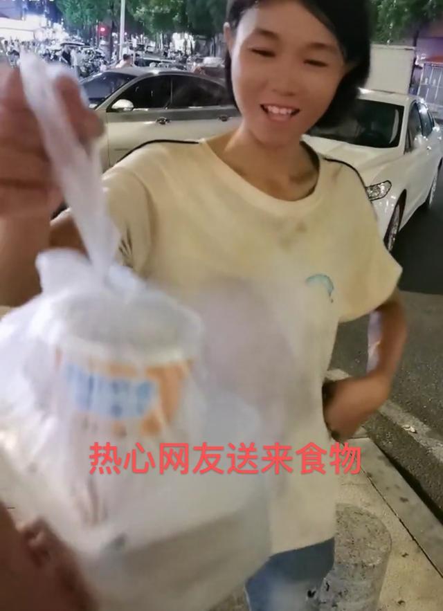 流浪女孩长什么样_漂亮流浪女孩_漂亮女孩街头流浪