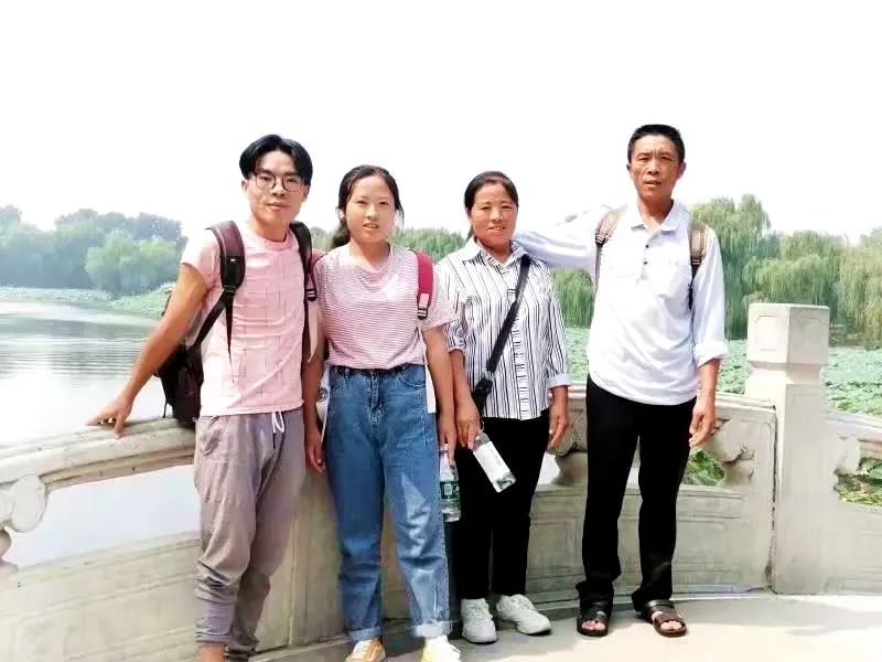 坐树下看书女孩简笔画_坐在树下看书的女孩_坐在树下看书的小女孩怎么画