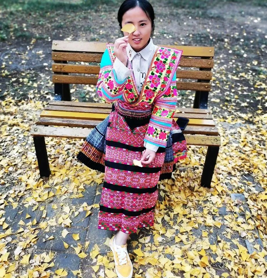坐树下看书女孩简笔画_坐在树下看书的女孩_坐在树下看书的小女孩怎么画