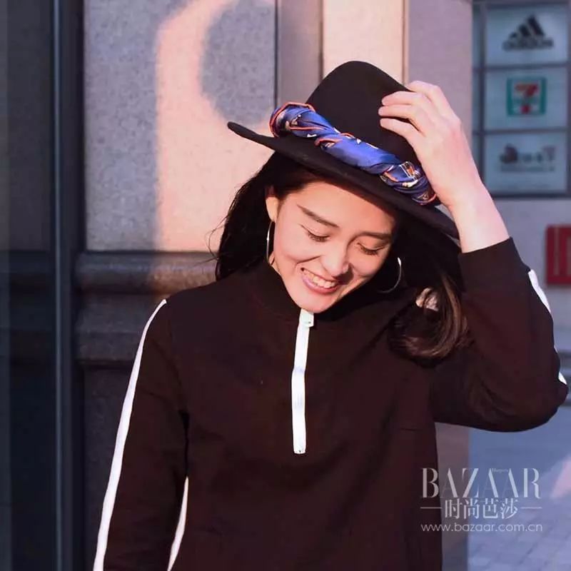 丝巾搭配小妙招_丝巾时髦搭配_搭配丝巾时髦的衣服