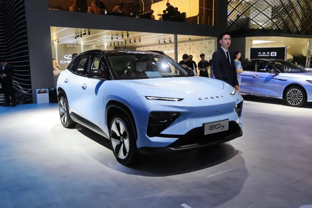 后尾灯又扁又长suv是什么车_尾灯是椭圆形的轿车_尾灯两个扁长方形