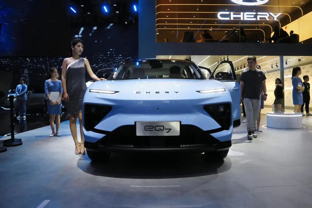 尾灯是椭圆形的轿车_尾灯两个扁长方形_后尾灯又扁又长suv是什么车