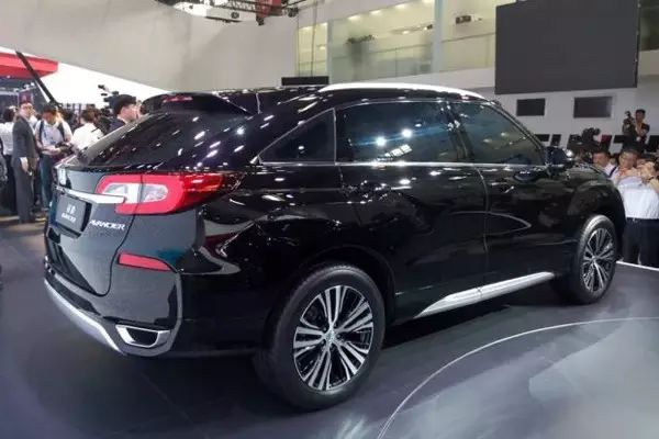 后尾灯又扁又长suv是什么车_尾灯椭圆形_尾灯长的车
