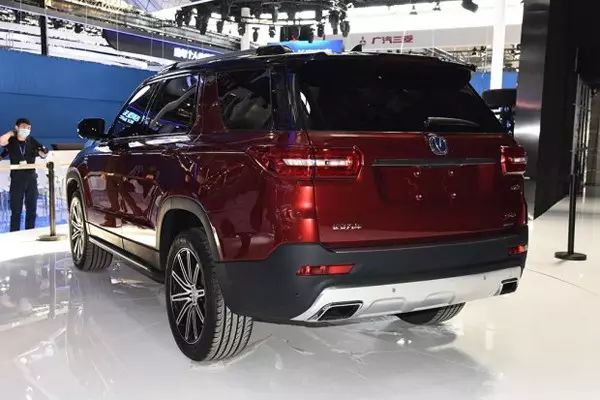 尾灯椭圆形_后尾灯又扁又长suv是什么车_尾灯长的车