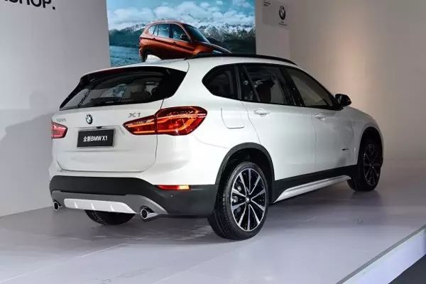 后尾灯又扁又长suv是什么车_尾灯长的车_尾灯椭圆形