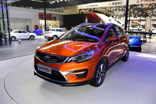 后尾灯又扁又长suv是什么车_尾灯椭圆形_尾灯长的车