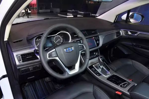 后尾灯又扁又长suv是什么车_尾灯椭圆形_尾灯长的车