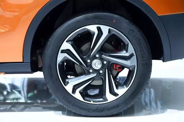 尾灯长的车_后尾灯又扁又长suv是什么车_尾灯椭圆形