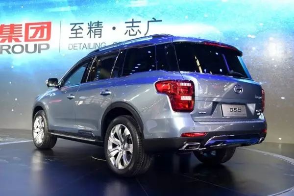 尾灯椭圆形_后尾灯又扁又长suv是什么车_尾灯长的车