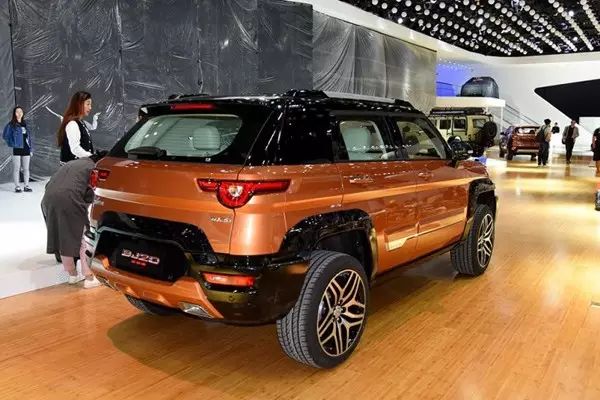 尾灯长的车_尾灯椭圆形_后尾灯又扁又长suv是什么车