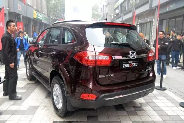 后尾灯又扁又长suv是什么车_尾灯椭圆形_尾灯长的车