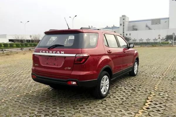后尾灯又扁又长suv是什么车_尾灯椭圆形_尾灯长的车