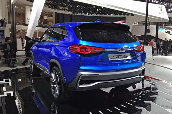 后尾灯又扁又长suv是什么车_尾灯椭圆形_尾灯长的车