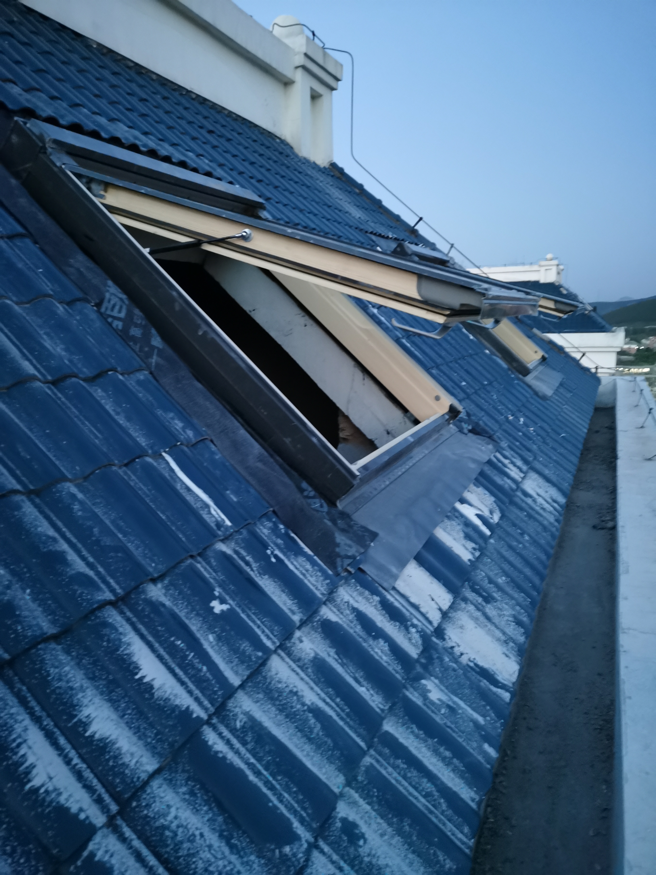 屋顶天窗阁楼开天窗老虎窗定制顶楼窗户铝合金铝木天窗(图4)