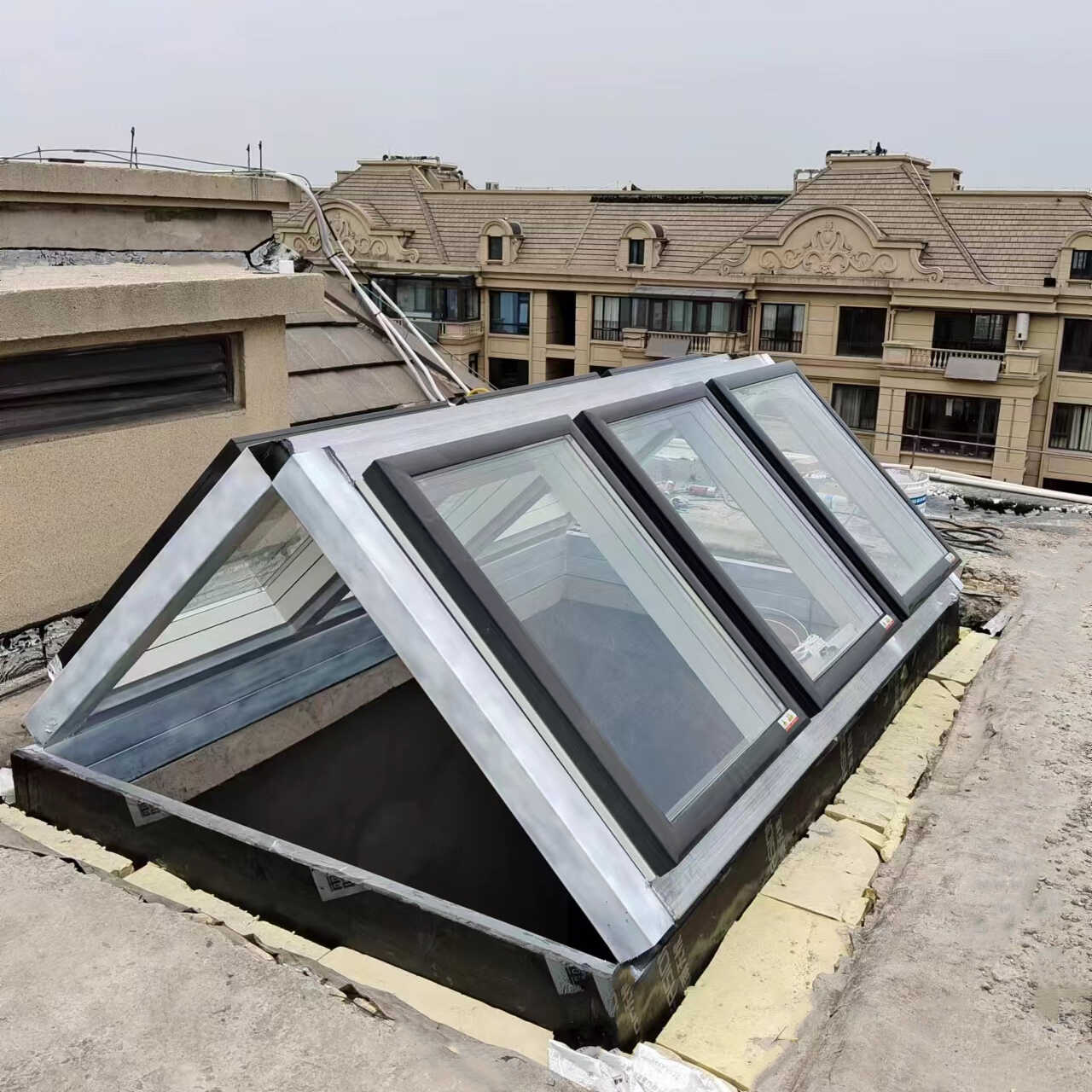 铝合金斜平屋顶面电动楼顶天窗盖阁楼阳光房地下采光井老虎窗定制(图5)