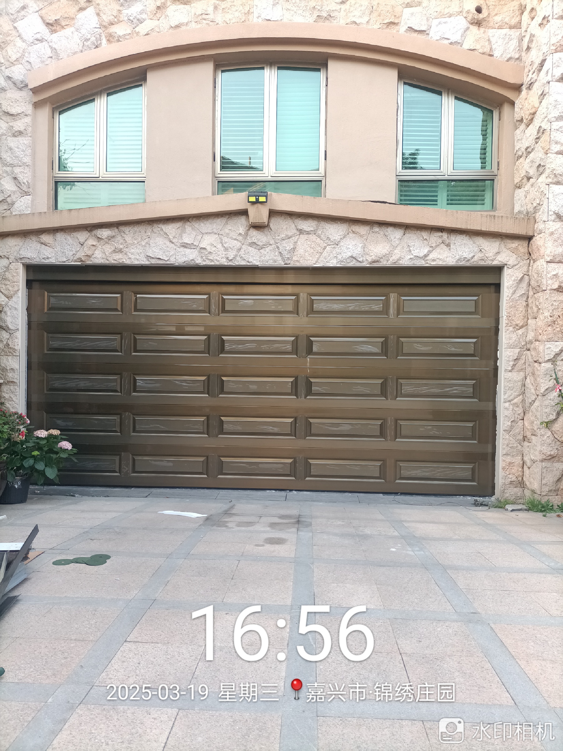 进户车库门电动车库翻板门定制铝合金商铺门上海卷帘门安装抗风门(图3)