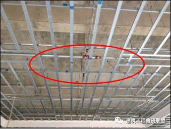 刮吊顶腻子手法个工具技巧视频_吊顶 刮腻子_刮吊顶腻子需要添加胶水吗