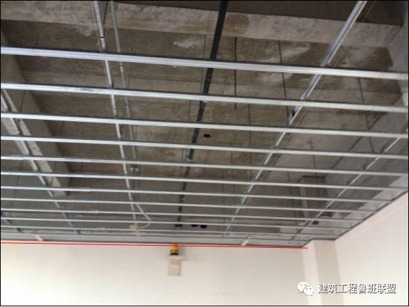 吊顶 刮腻子_刮吊顶腻子需要添加胶水吗_刮吊顶腻子手法个工具技巧视频