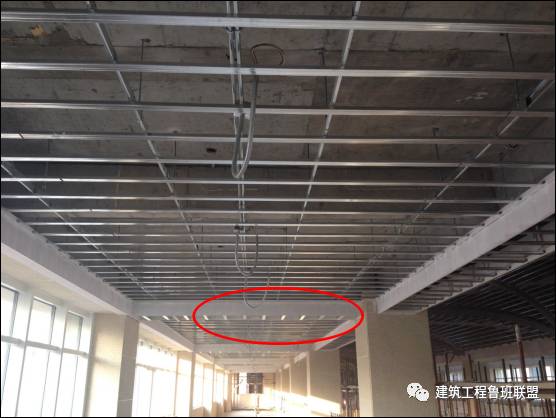 吊顶 刮腻子_刮吊顶腻子手法个工具技巧视频_刮吊顶腻子需要添加胶水吗