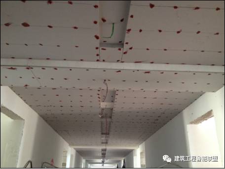 吊顶 刮腻子_刮吊顶腻子需要添加胶水吗_刮吊顶腻子手法个工具技巧视频