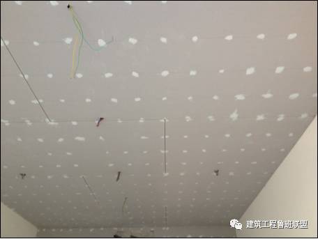 吊顶 刮腻子_刮吊顶腻子手法个工具技巧视频_刮吊顶腻子需要添加胶水吗