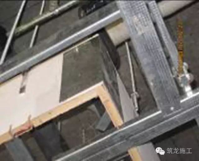 地暖与木地板中间垫层_地暖铺木地板下面铺什么_地暖地板下面用软木垫好吗