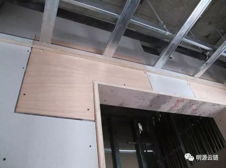 地暖铺木地板下面铺什么_地暖与木地板中间垫层_地暖地板下面用软木垫好吗