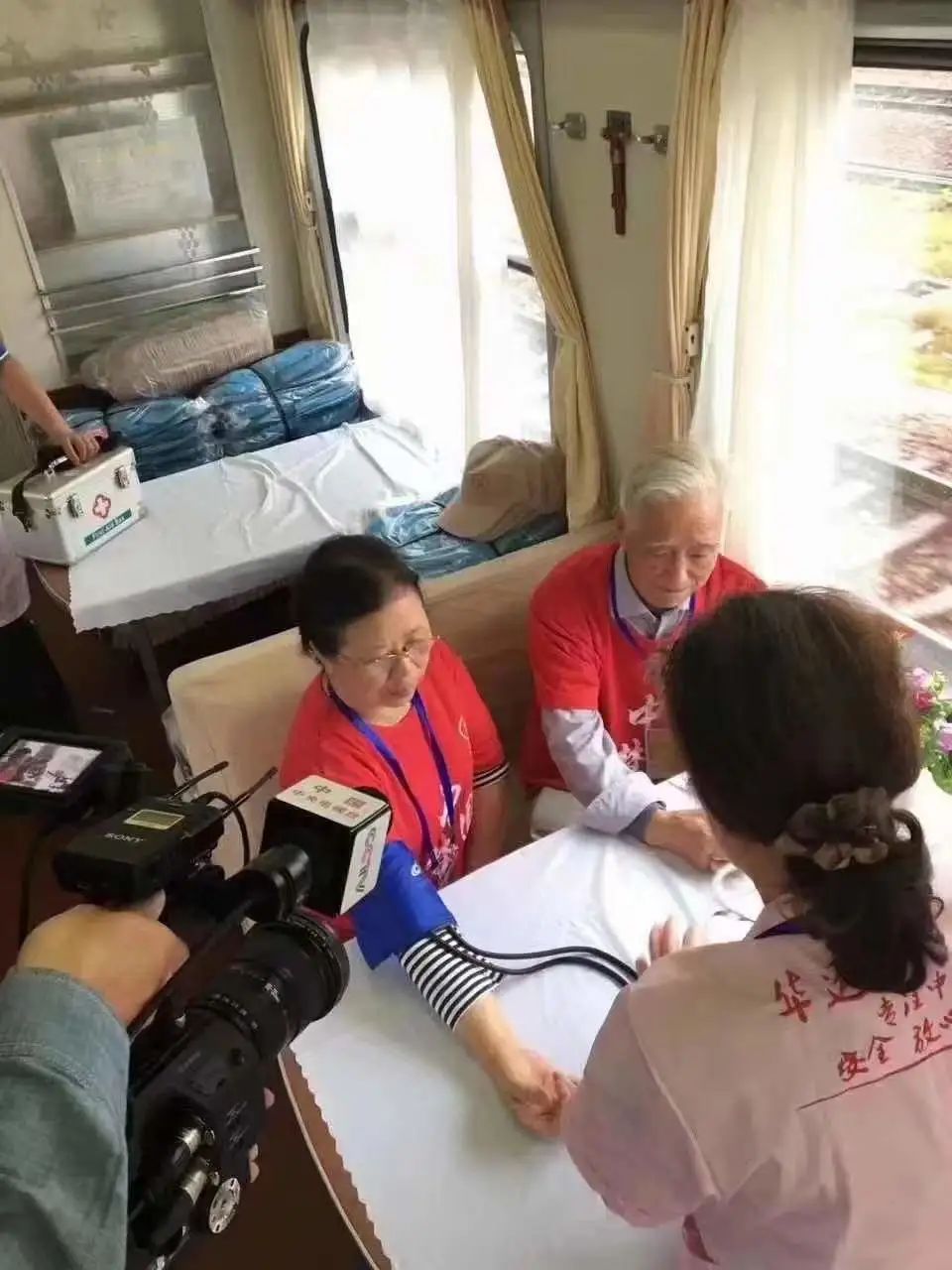 西北胡杨林旅游专列_西北胡杨林大自然风景_西北胡杨林最佳旅游季节