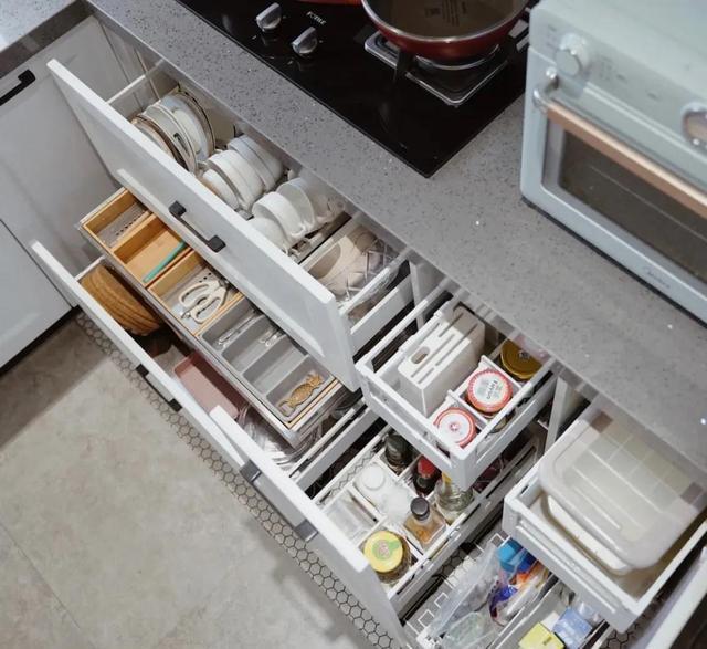 橱柜隔板_橱柜隔板托钉怎么安装_橱柜隔板固定还是活动