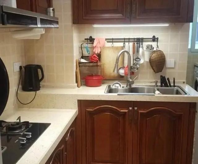 橱柜隔板托钉怎么安装_橱柜隔板固定还是活动_橱柜隔板