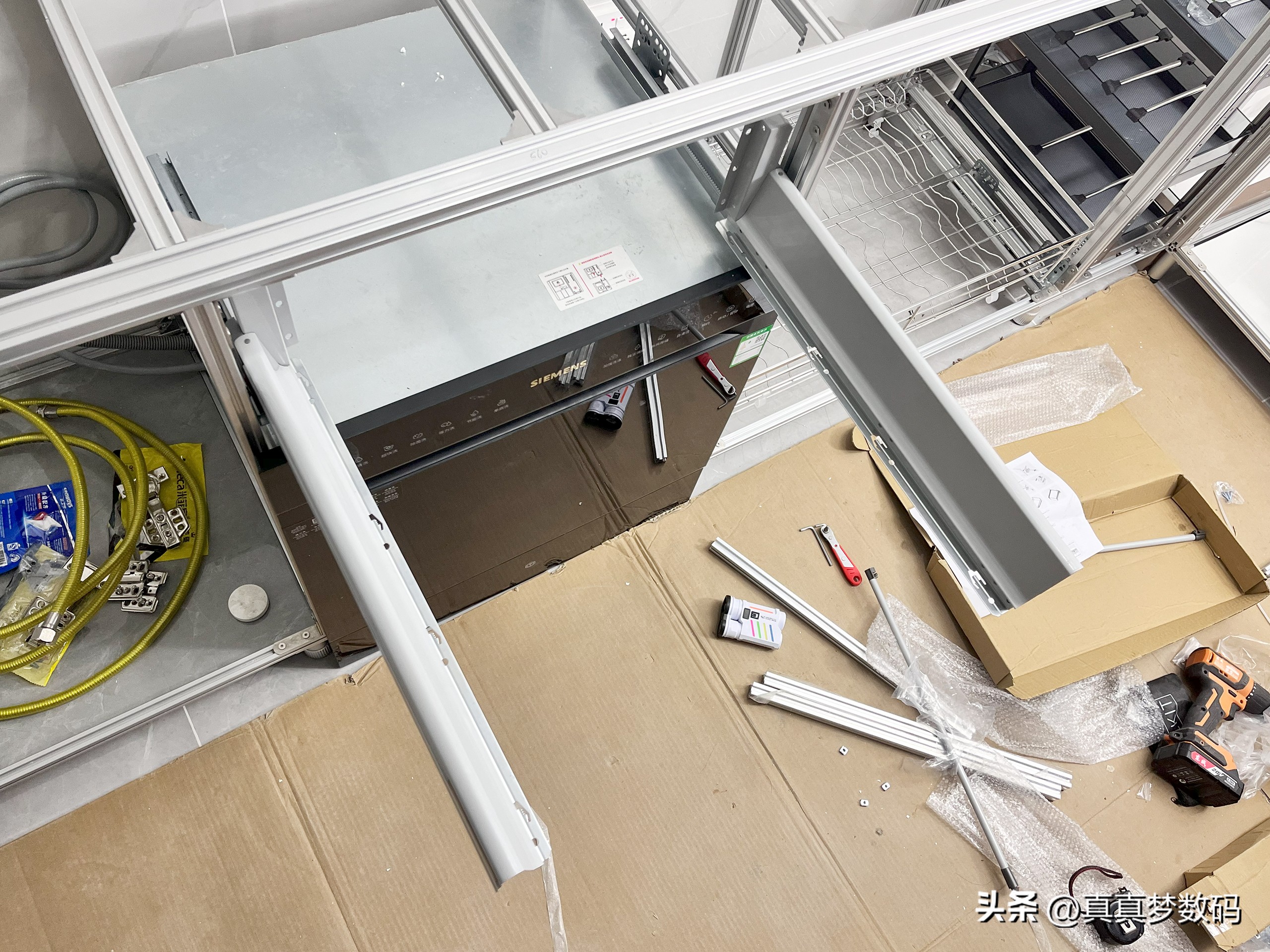 定制橱柜是按米收费还是平米_厨柜定制一米多钱_橱柜定做多少钱一米