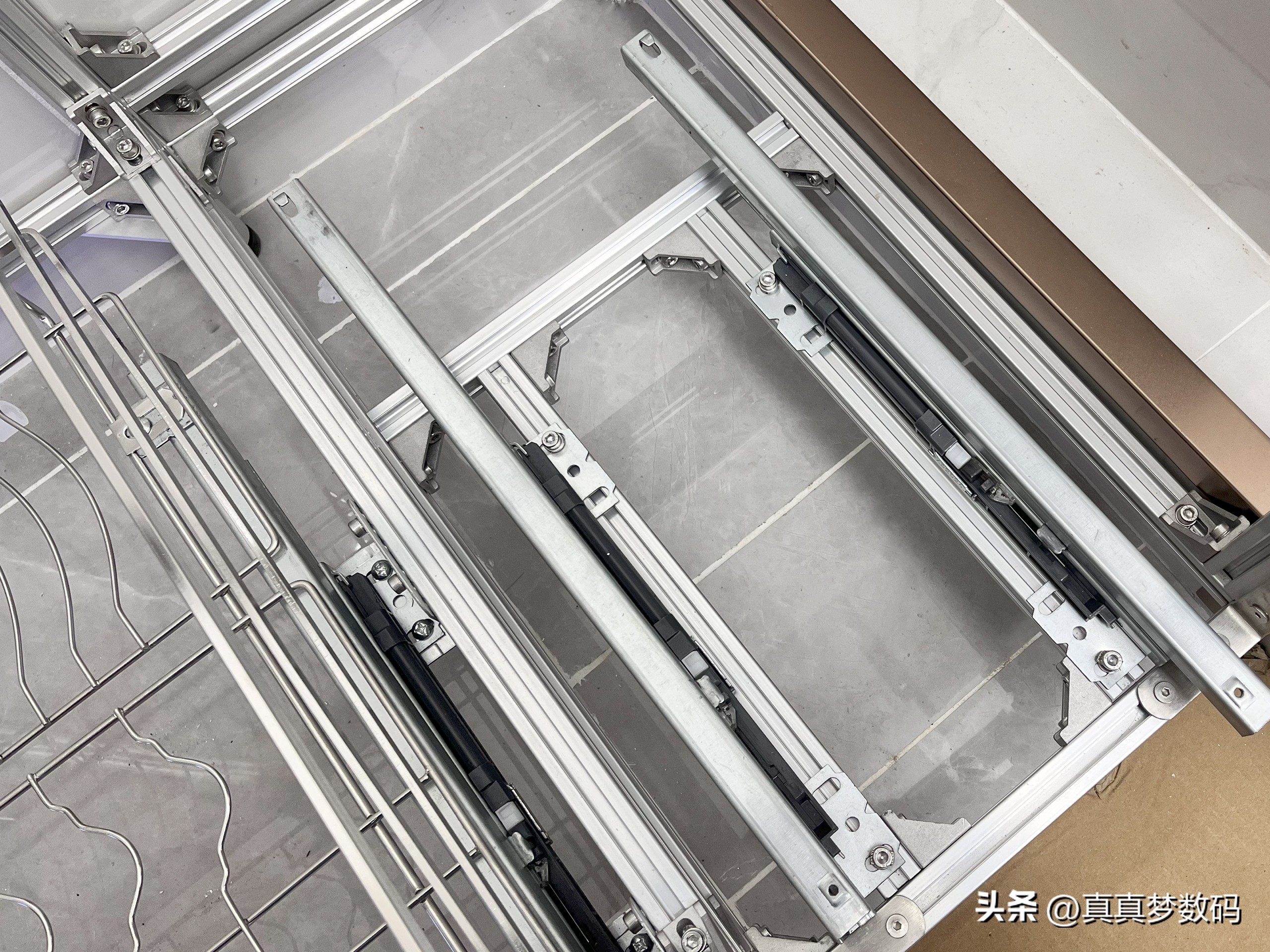 厨柜定制一米多钱_橱柜定做多少钱一米_定制橱柜是按米收费还是平米