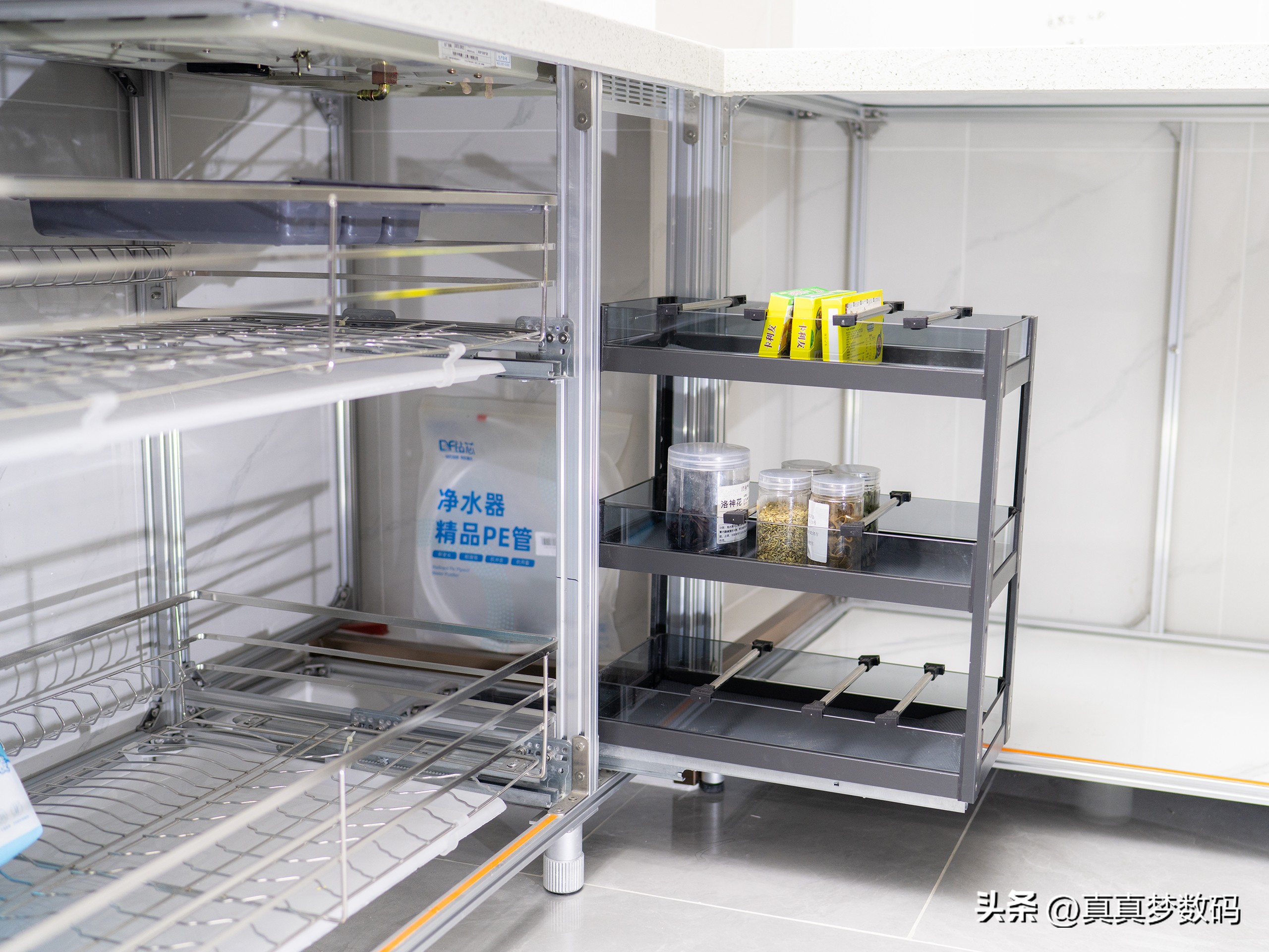 定制橱柜是按米收费还是平米_橱柜定做多少钱一米_厨柜定制一米多钱