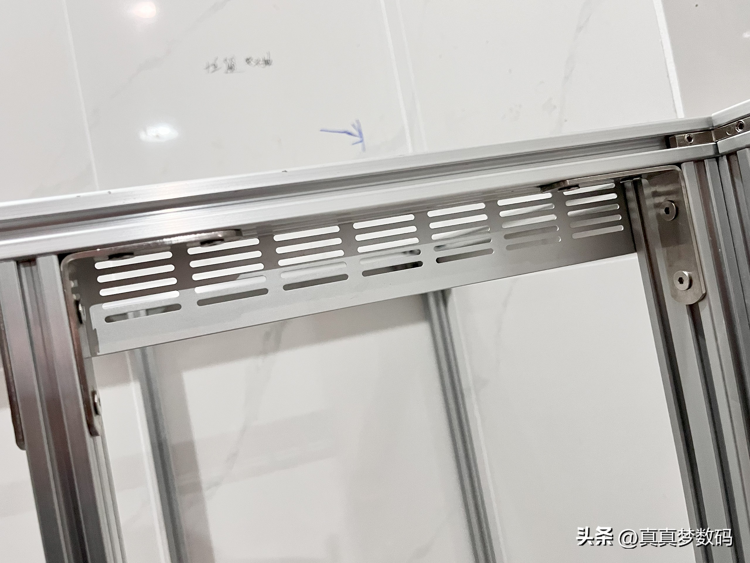 橱柜定做多少钱一米_厨柜定制一米多钱_定制橱柜是按米收费还是平米