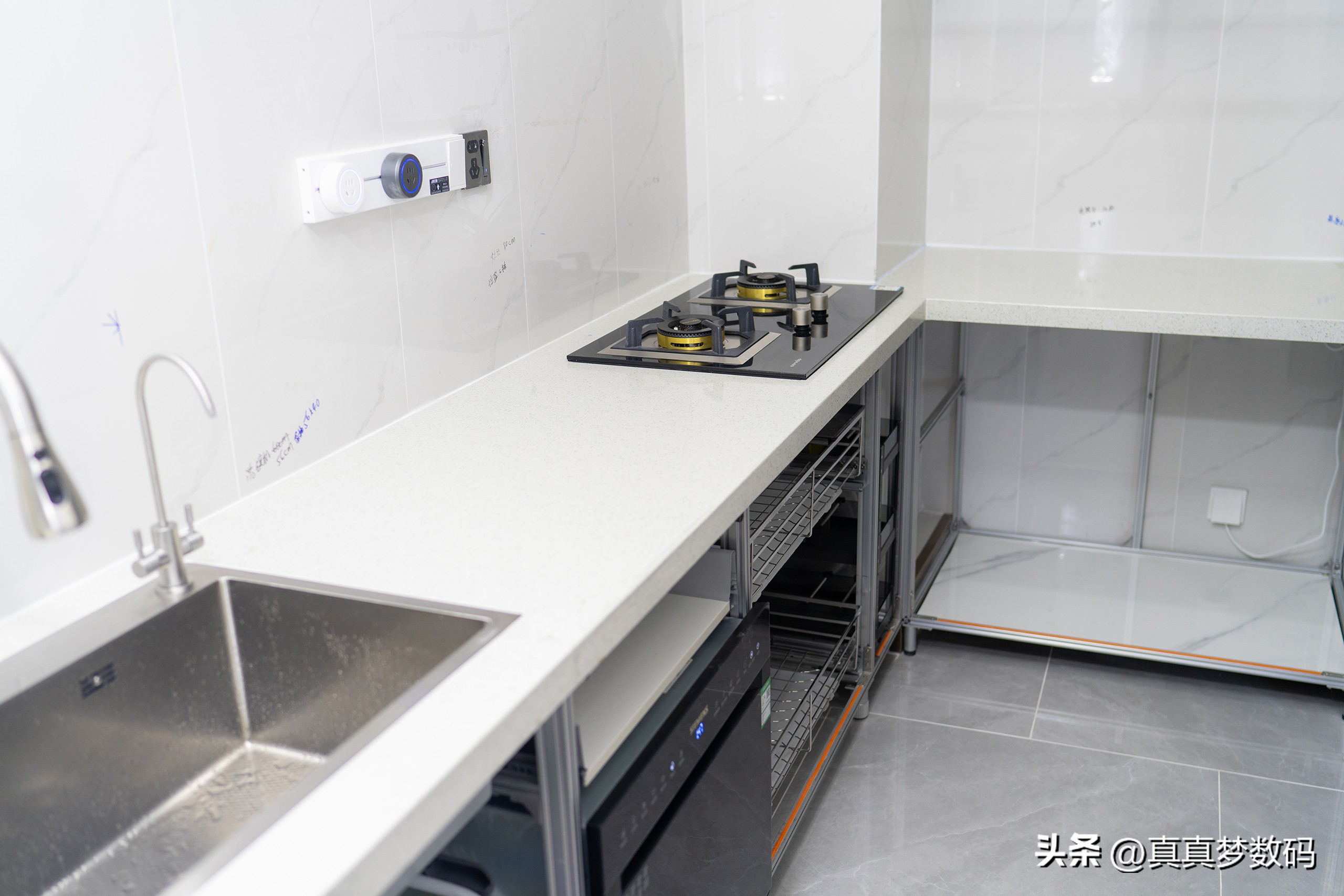 厨柜定制一米多钱_定制橱柜是按米收费还是平米_橱柜定做多少钱一米