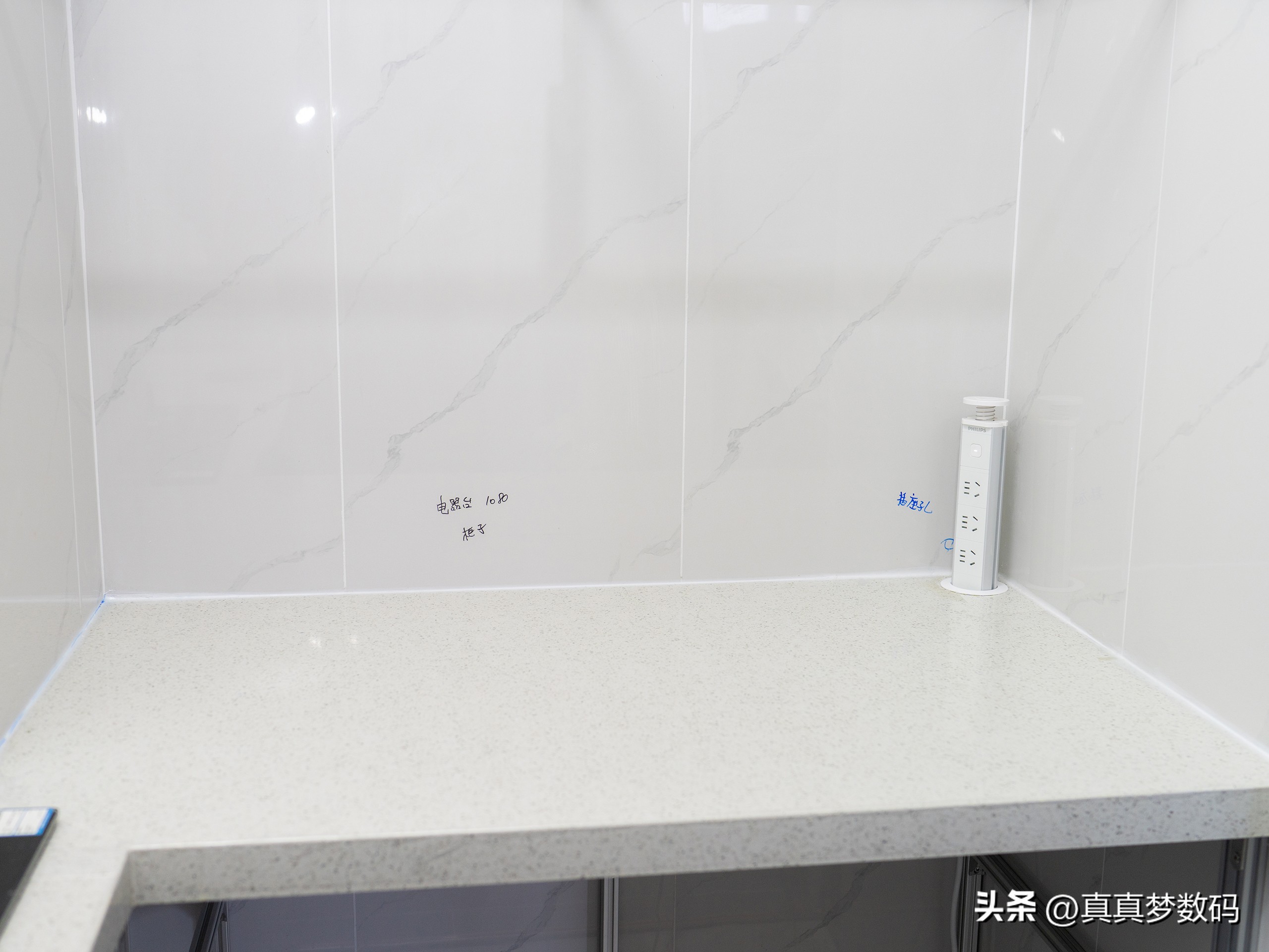 厨柜定制一米多钱_定制橱柜是按米收费还是平米_橱柜定做多少钱一米