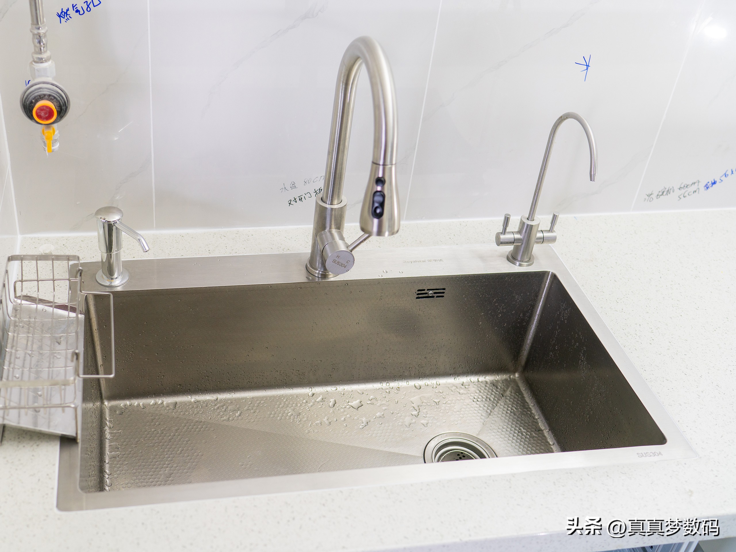 厨柜定制一米多钱_定制橱柜是按米收费还是平米_橱柜定做多少钱一米