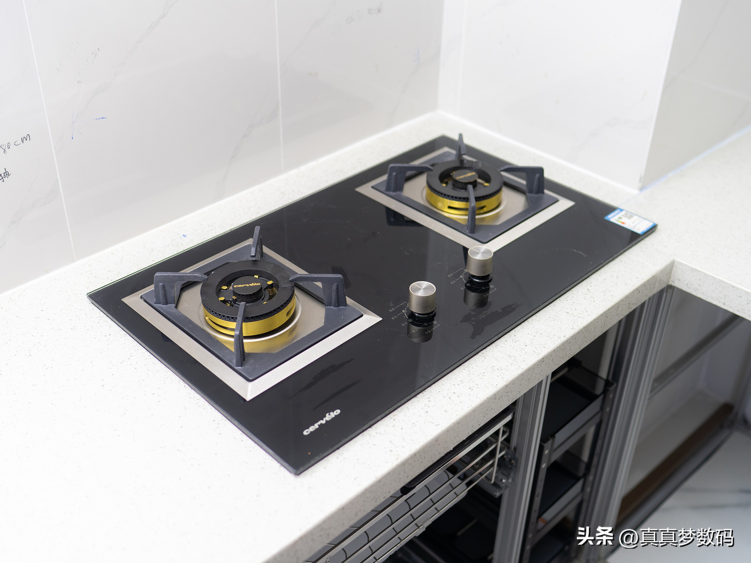 厨柜定制一米多钱_定制橱柜是按米收费还是平米_橱柜定做多少钱一米