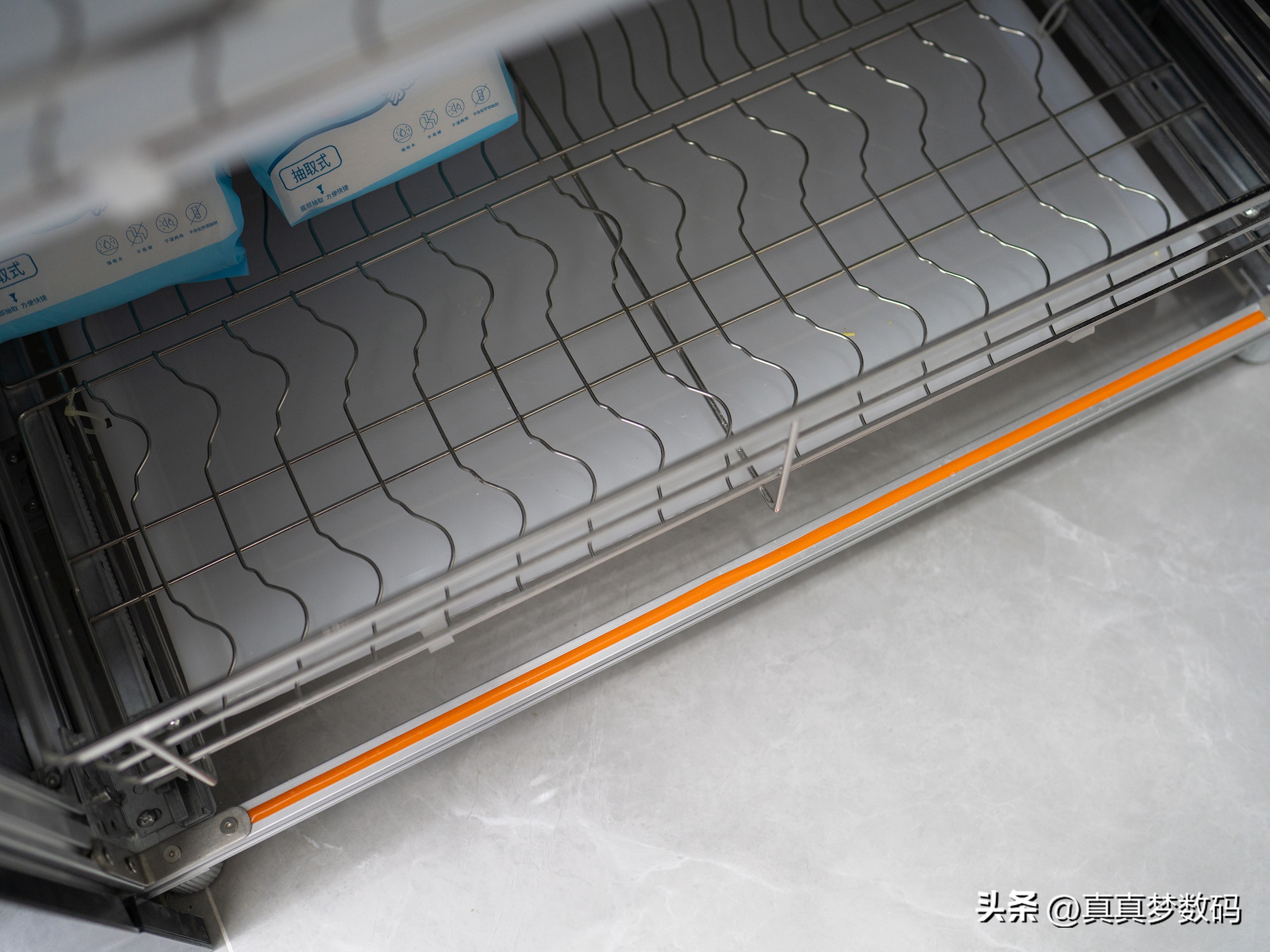 橱柜定做多少钱一米_定制橱柜是按米收费还是平米_厨柜定制一米多钱