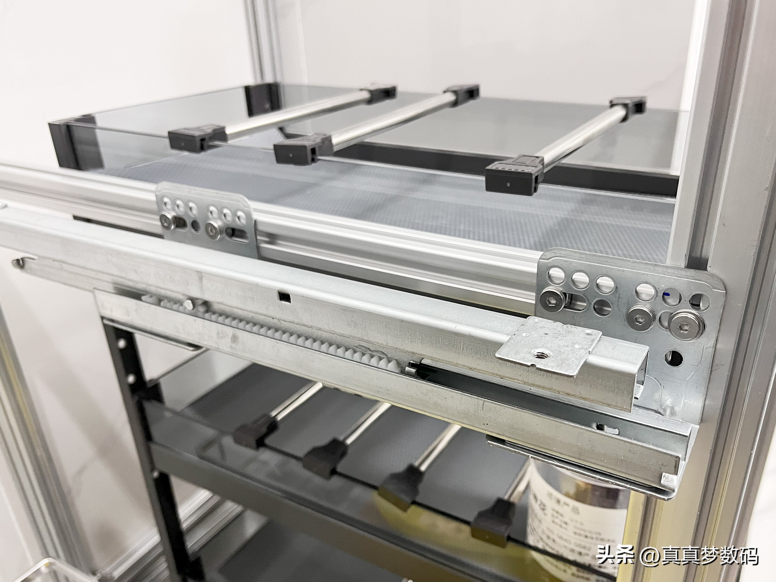 厨柜定制一米多钱_定制橱柜是按米收费还是平米_橱柜定做多少钱一米