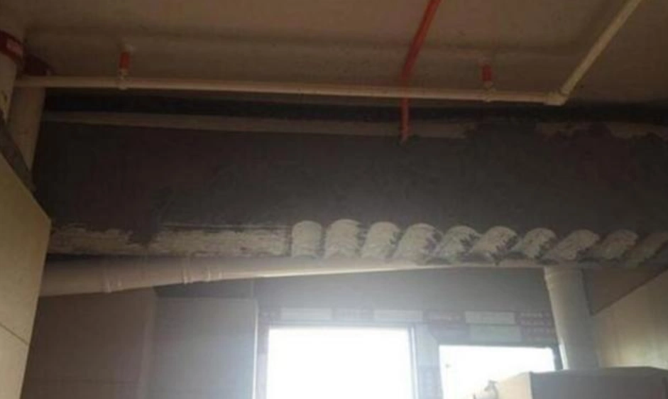 卫生间顶部有梁,业主都急坏了,不过师傅只用一招就解决了(图1) 吊顶梁下最少几公分_吊顶梁安装方法_多梁吊顶