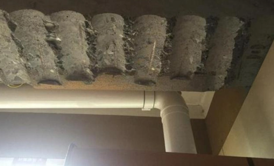 卫生间顶部有梁,业主都急坏了,不过师傅只用一招就解决了(图3) 吊顶梁安装方法_吊顶梁下最少几公分_多梁吊顶