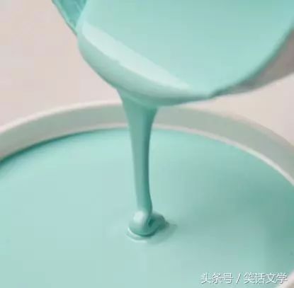 刚装修不久的新房,墙面就起泡发霉,老师傅教你两招,连女人都能修补好!(图14) 旧房子的瓷砖缝隙变黑怎么换_地板砖黑缝怎么处理方法_二手房地板瓷砖缝隙很黑