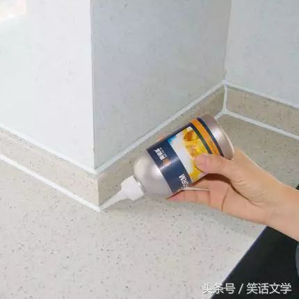 刚装修不久的新房,墙面就起泡发霉,老师傅教你两招,连女人都能修补好!(图10) 地板砖黑缝怎么处理方法_二手房地板瓷砖缝隙很黑_旧房子的瓷砖缝隙变黑怎么换