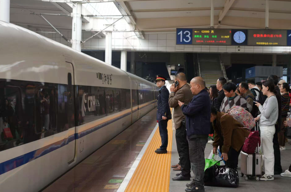 五一假期火车会加车吗_五一假期火车票开售秒光_五一假期，某火车