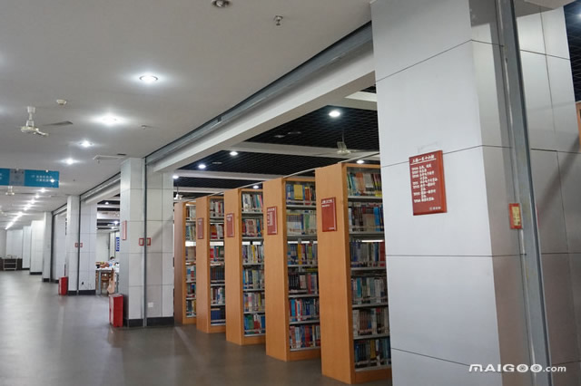 图书馆墙面怎么装修比较大方得体 图书馆墙面装饰有什么小技巧(图1) 墙面图书布置室效果图_图书室墙体适合什么颜色_图书室墙面布置