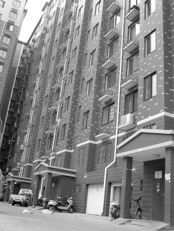 昨日,一4岁男童12楼坠下当场身亡(图1) 阳台护栏专家怎么做_阳台护栏专家_阳台护栏报价一般多少