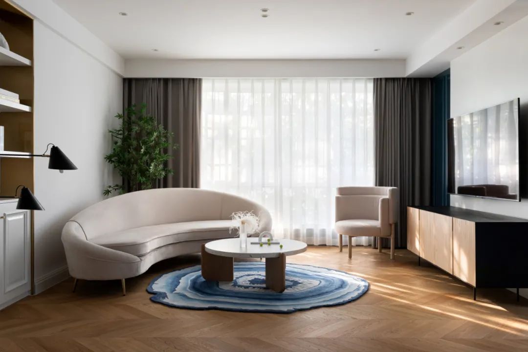 客厅和卧室铺瓷砖还是地板好?(图3) 卧室瓷砖防滑方法_卧室瓷砖防滑效果好吗_卧室防滑瓷砖