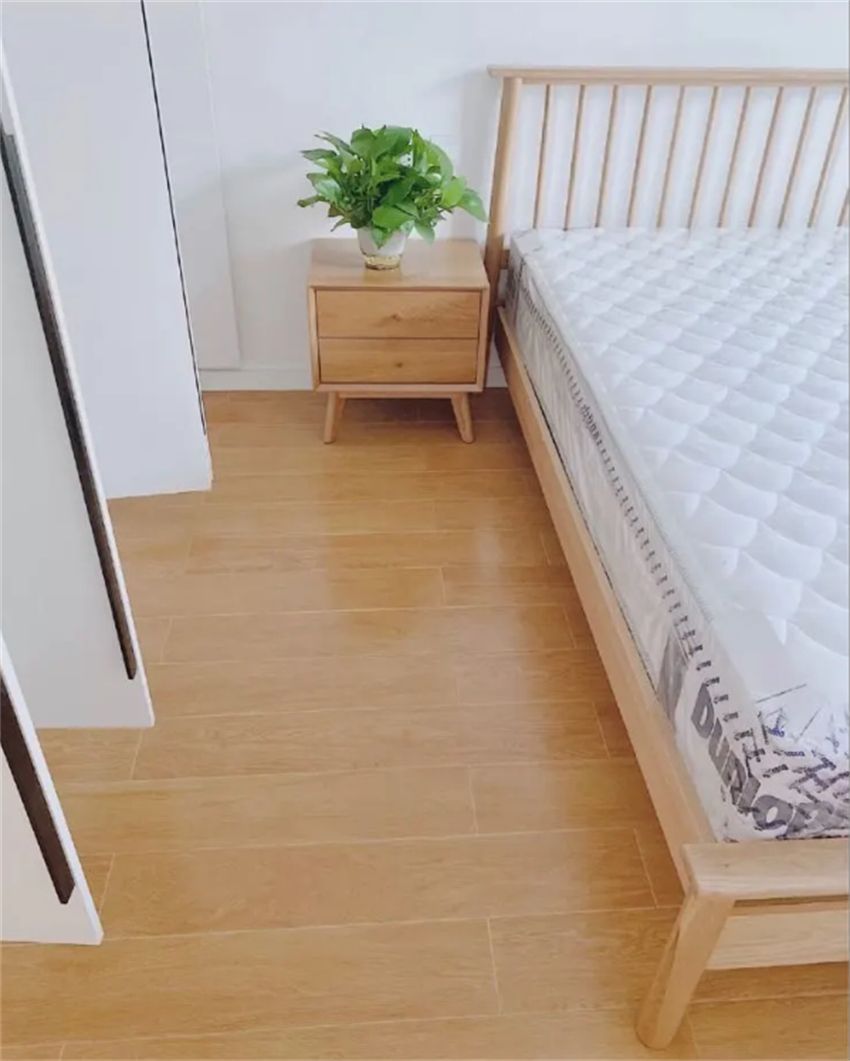 木纹砖是真实用还是智商税?新房入住2年,谈谈真实使用感受(图4) 卧室防滑瓷砖_卧室瓷砖防滑吗_卧室瓷砖防滑怎么做