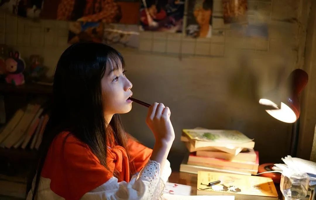 没有自己房间的女孩,在家中流浪(图2) 00后装修风格_00后的女孩房间装修_00后女生的房间装修风格